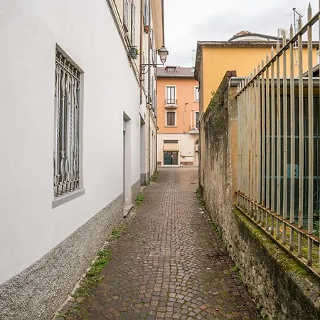 Guesthost - Al Civico 4 - Comfy Studio-flat Daire Lecco