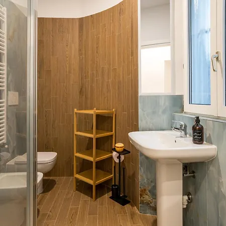 Guesthost - Al Civico 4 - Comfy Studio-flat شقة